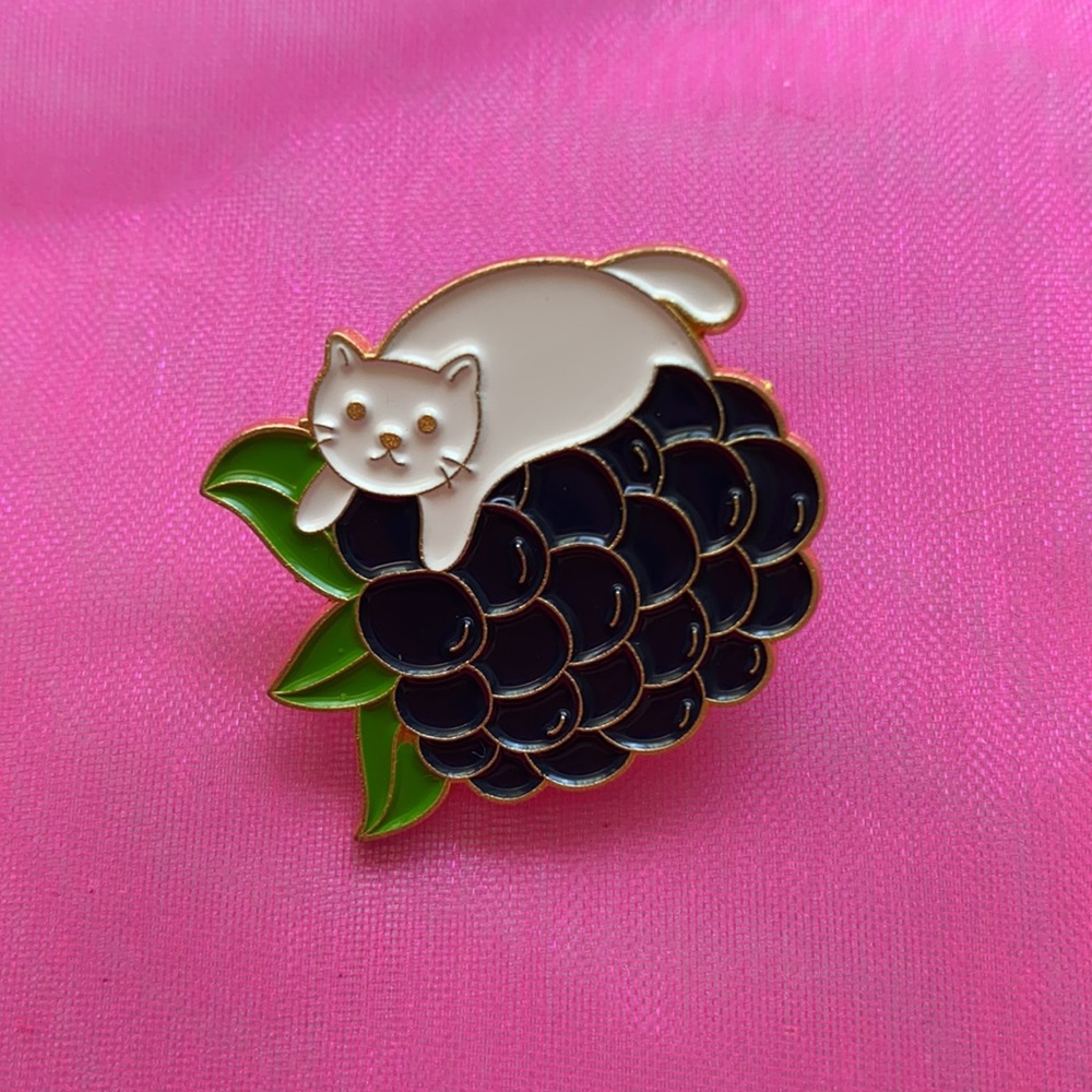 🐱 BlackBerry Kitten Enamel Pin - Picture 3 of 5